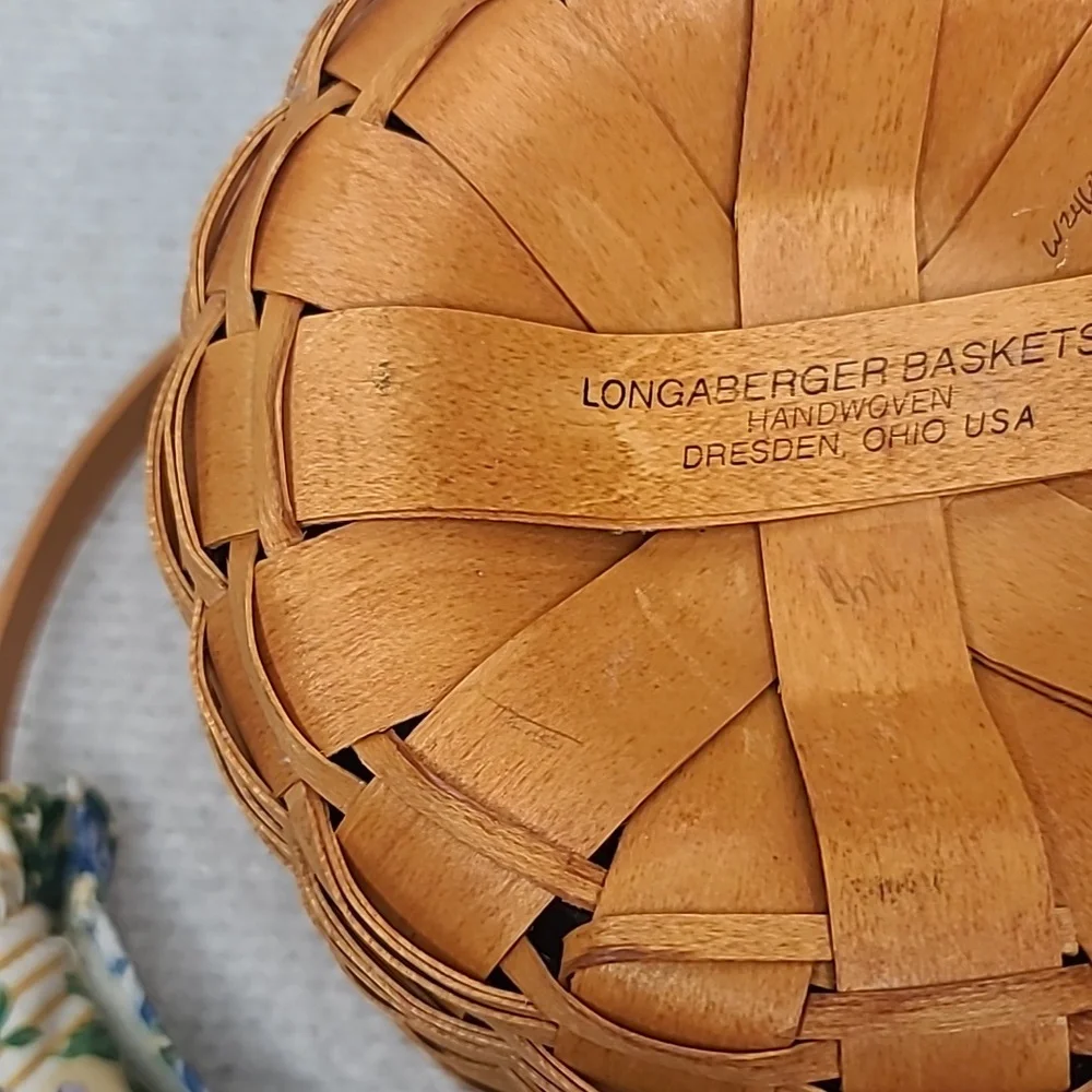 Longaberger Handmade Vintage '99 Medium Fruit Basket 13102 w/Wooden Lid & Insert